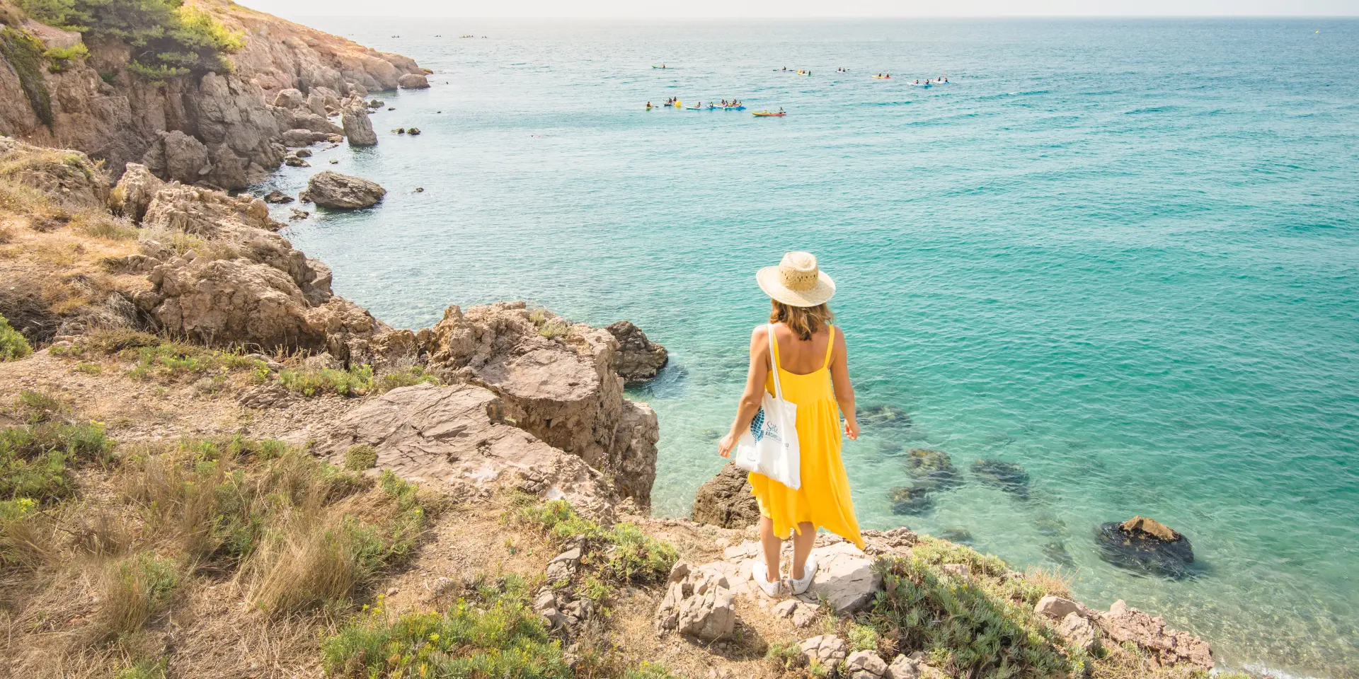 Jeune femme se promenant, crique, rochers, mer horizon, seule, nature, mer, landscape