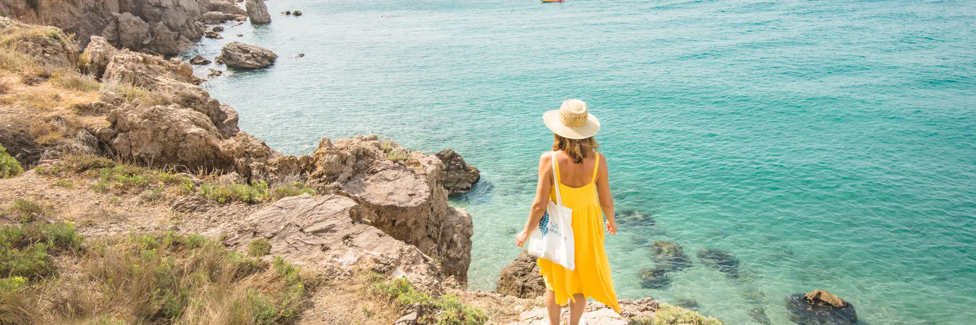 Jeune femme se promenant, crique, rochers, mer horizon, seule, nature, mer, landscape