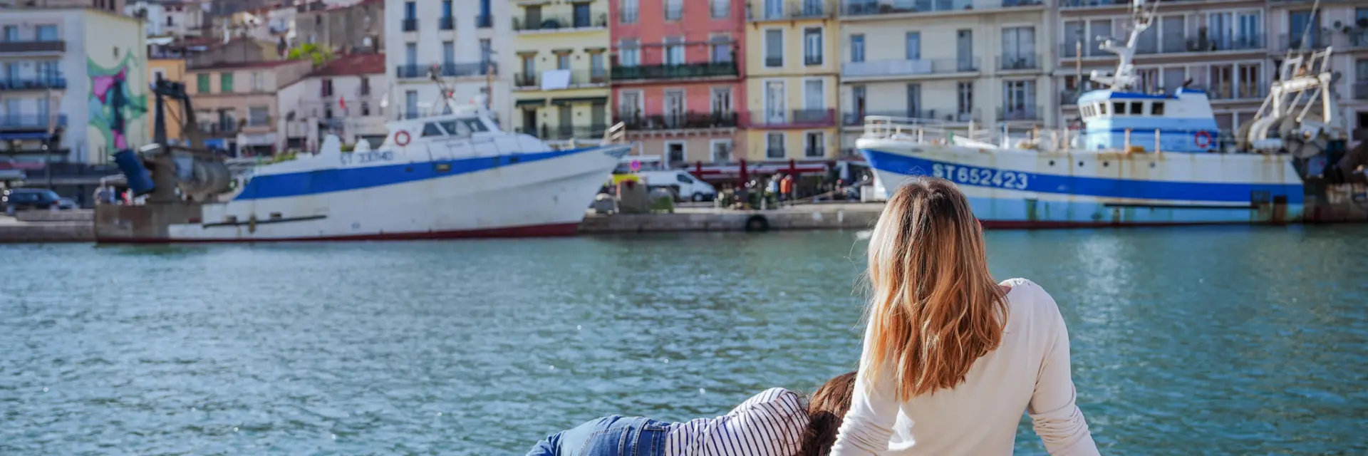 Une maman et sa fille se balade sur les quais de Sète