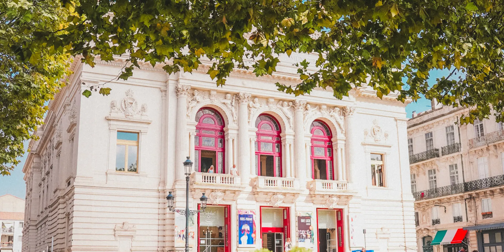 Sète, théâtre Molière, architecture, façade, bâtiment, patrimoine, végétation, arbres, verdoyant, place, extérieur, lumière, vertical
