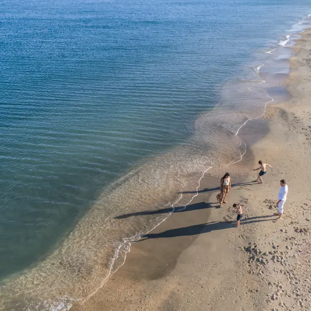Famille sur la plage, vue de drone