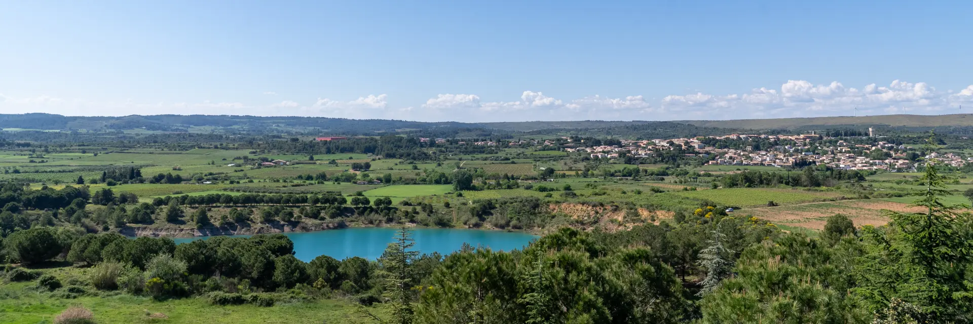 Vue sur le lac Saint-Farriol et la plaine de Villeveyrac