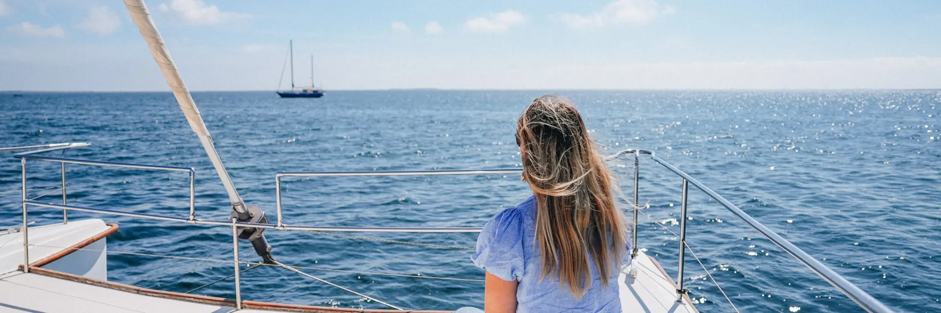 Visite des parcs à huites avec le Mansathau, étang de Thau, bateau, visite, parcs à huîtres, tourisme, personne, vue arrière, navigation, mer, horizon, détente, extérieur, horizontal, femme