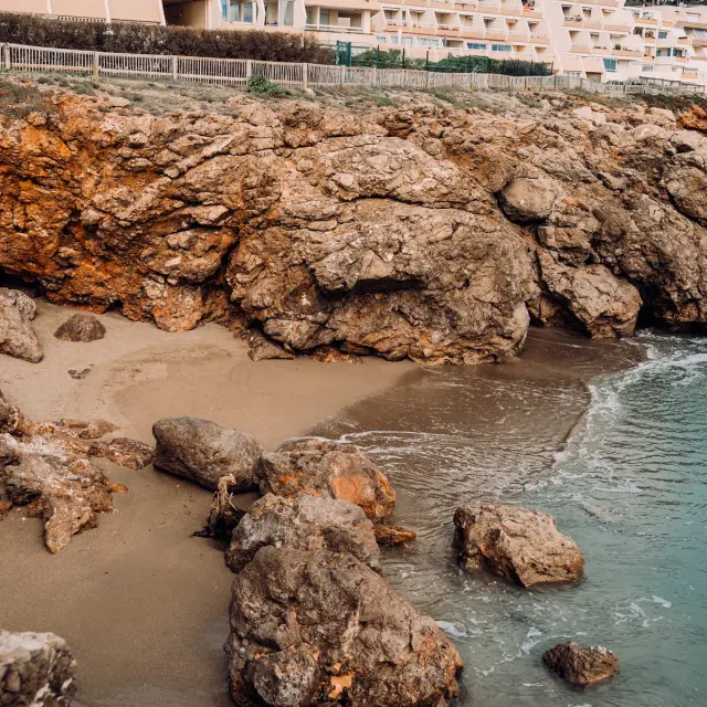 La Corniche à Sète,Sète, corniche, littoral, mer, Méditerranée, plage, sable, rochers, côte rocheuse, rivage, vagues, eau, baie, horizon, ciel, nuages, paysage, nature, bord de mer, ville, habitations, architecture, front de mer, panorama, végétation littorale, balade, tourisme, extérieur, ensoleillé, lumière naturelle, calme, évasion