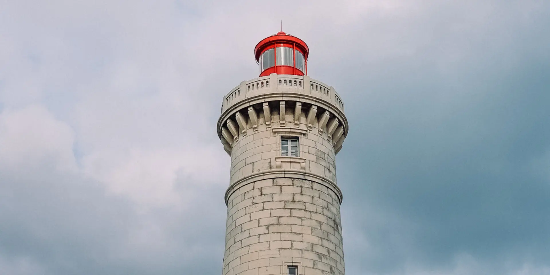 Phare Saint-Louis à Sète,Sète, phare Saint-Louis, phare, monument, patrimoine, architecture, tour, pierre, ciel, nuages, ciel nuageux, lumière naturelle, extérieur, vertical