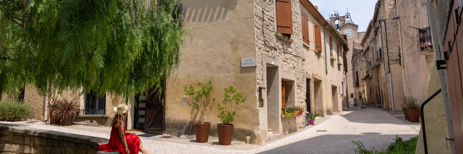 Jeune femme dans les ruelles de Vic la gardiole, centre historique