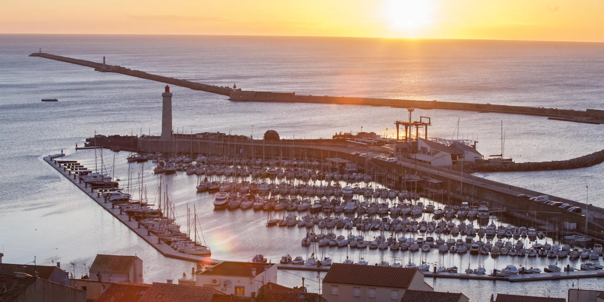 Vue du port, brise lame et môle, phare, lever de soleil