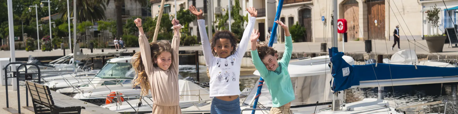 Enfants qui sautent en l'air, Port de Marseillan, sourire, joie