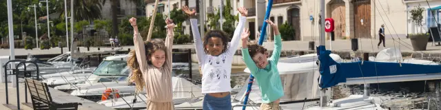 Kinder, die in die Luft springen, Hafen von Marseillan, Lächeln, Freude