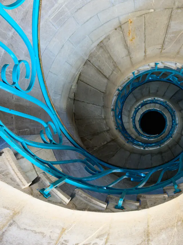 Phare Saint Louis sur le Môle Saint Louis, escalier, vue intériure