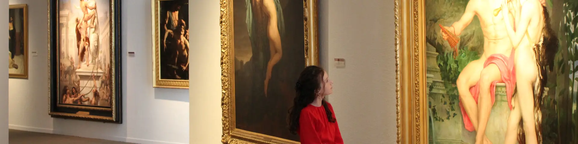 Jeune fille au musée.