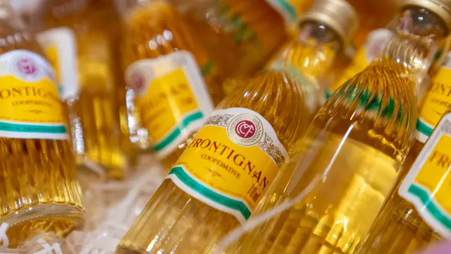 Bouteille torsadée de Muscat de Frontignan.