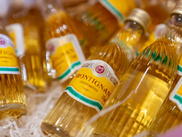 Bouteille torsadée de Muscat de Frontignan.