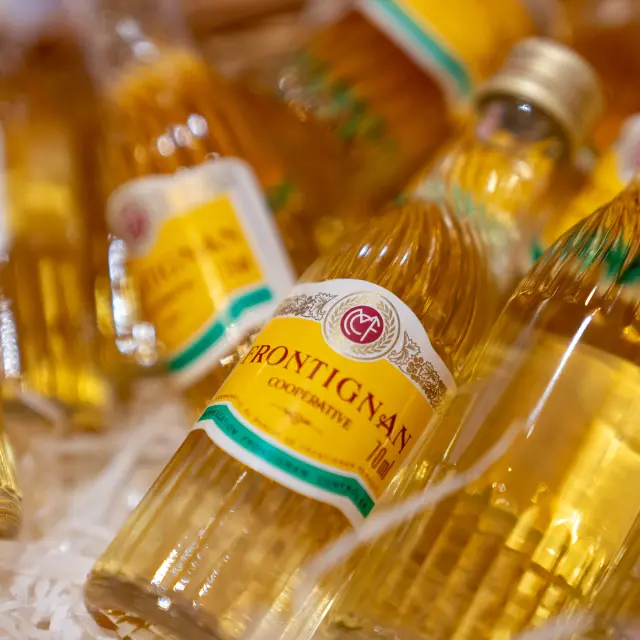Bouteille torsadée de Muscat de Frontignan.