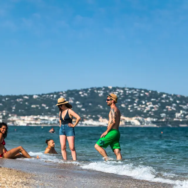 Amis, plage, paillotte