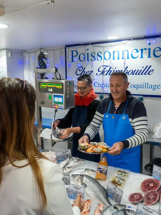 Une jeune femme à la poissonnerie des Halles.