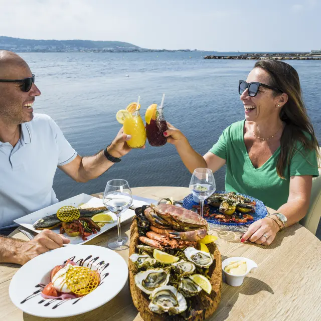 Cocktails, jus de fruits, couple, terrasse, vue sur Sète, fruits de mer