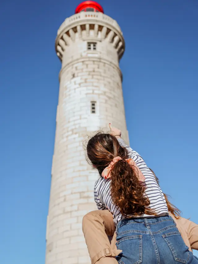Une maman et sa fille se balade au phare St Louis, deux, fille, mère, ciel