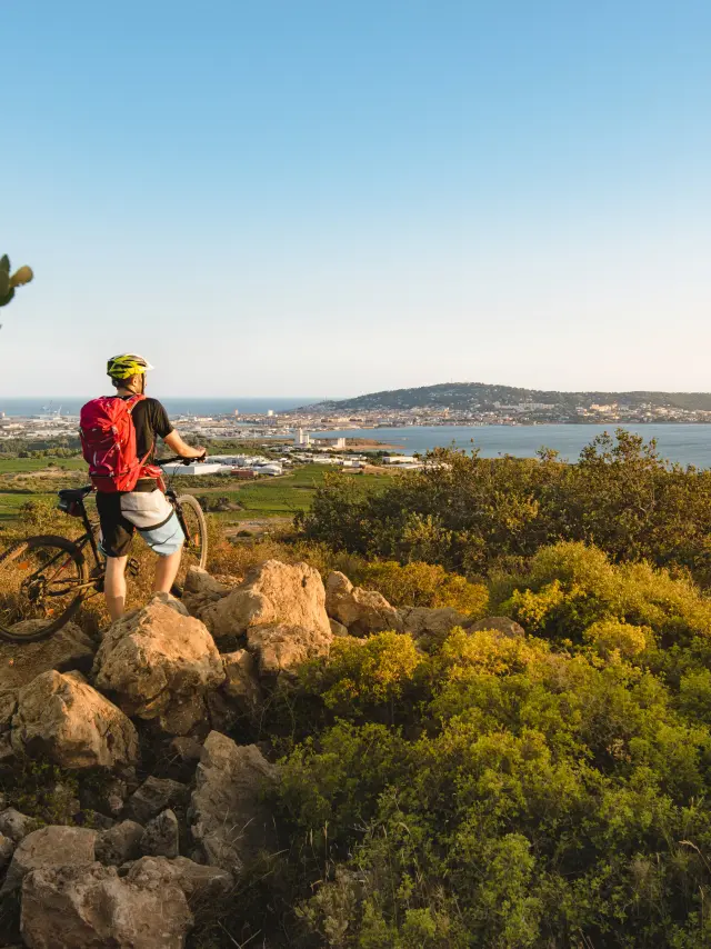 Mountainbiken in Gardiole, Blick auf Sète, den Mont Saint-Clair und die Lagune von Thau. Landschaft, Natur, Vegetation, Mensch, allein, ein, Blick auf Sète, Rucksack, Landschaft