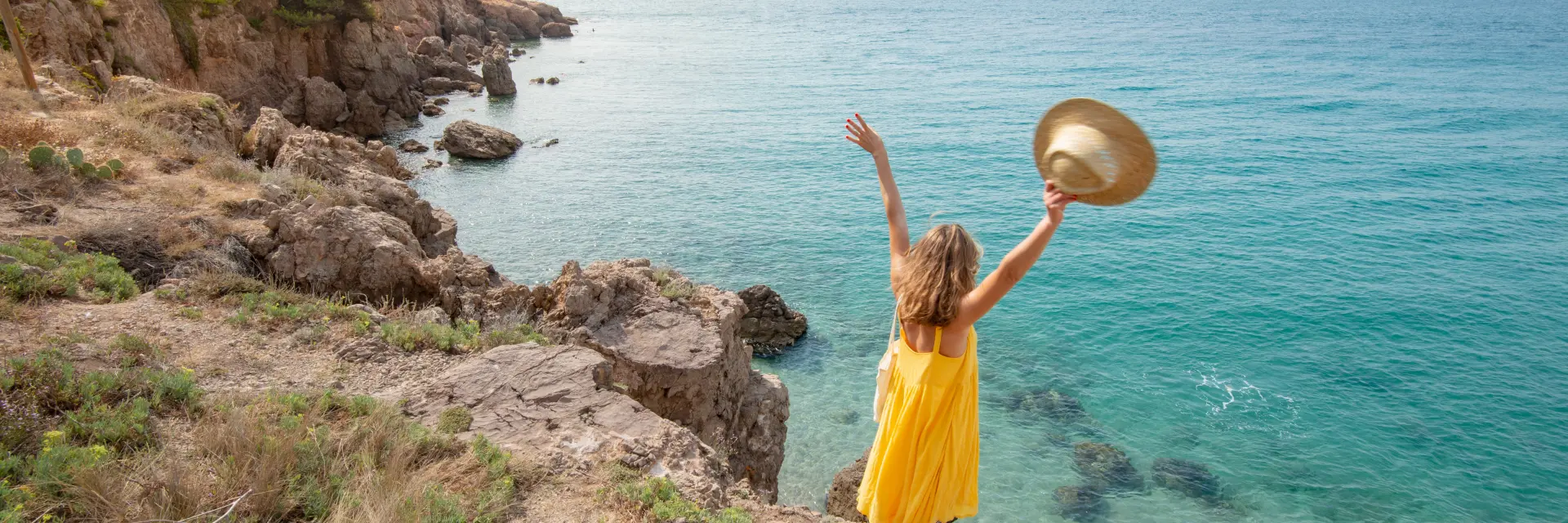 Jeune femme se promenant, crique, rochers, mer horizon, mer, bleu, chapeau, femme, seule, une, action, landscape