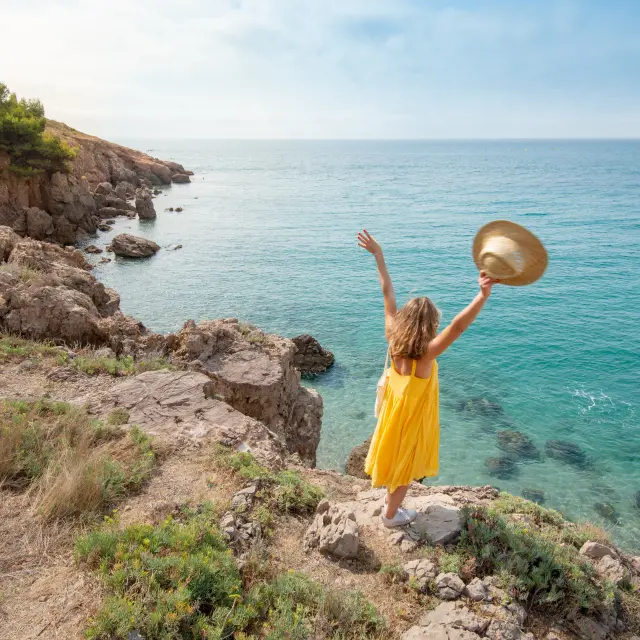 Jeune femme se promenant, crique, rochers, mer horizon, mer, bleu, chapeau, femme, seule, une, action, landscape