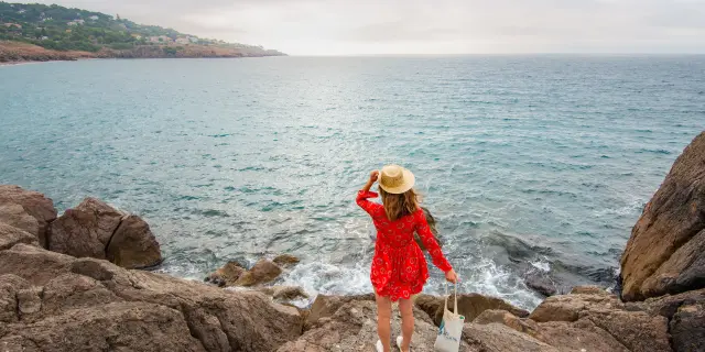 Jeune femme se promenant, crique, rochers, mer horizon.