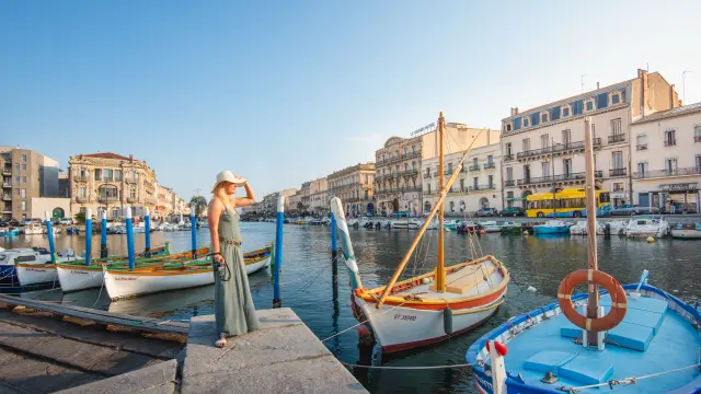 Jeune femme sur les quais de Sète vue sur les canaux, barques traditionnelles.
femme, seule, bateau, landscape, robe, ciel, eau