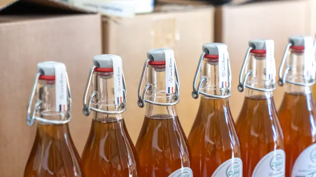 Les ateliers Fabrication de sirop artisanal en famille. Détail bouteille