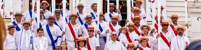 Défilé des jouteurs catégorie des Lourds. Lundi de la Saint-Louis. Départ du Théâtre Molière jusqu'à la place de la mairie. Rameurs