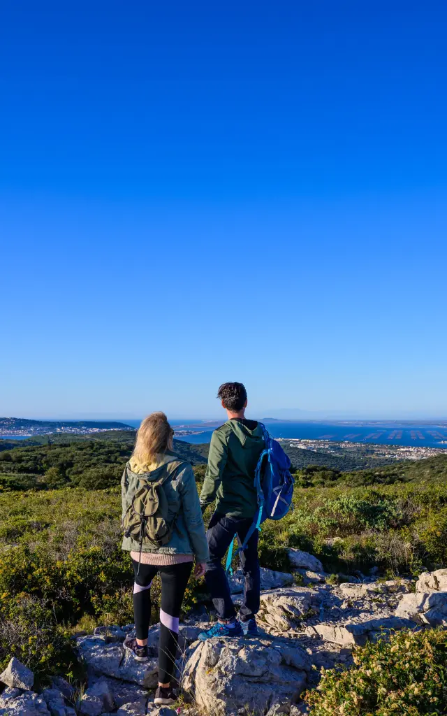 Excursión al Roc d'Anduze, mirador con vistas a Sète y a la laguna de Thau, por los alrededores de la abadía de San Félix de Montceau, en Gigean