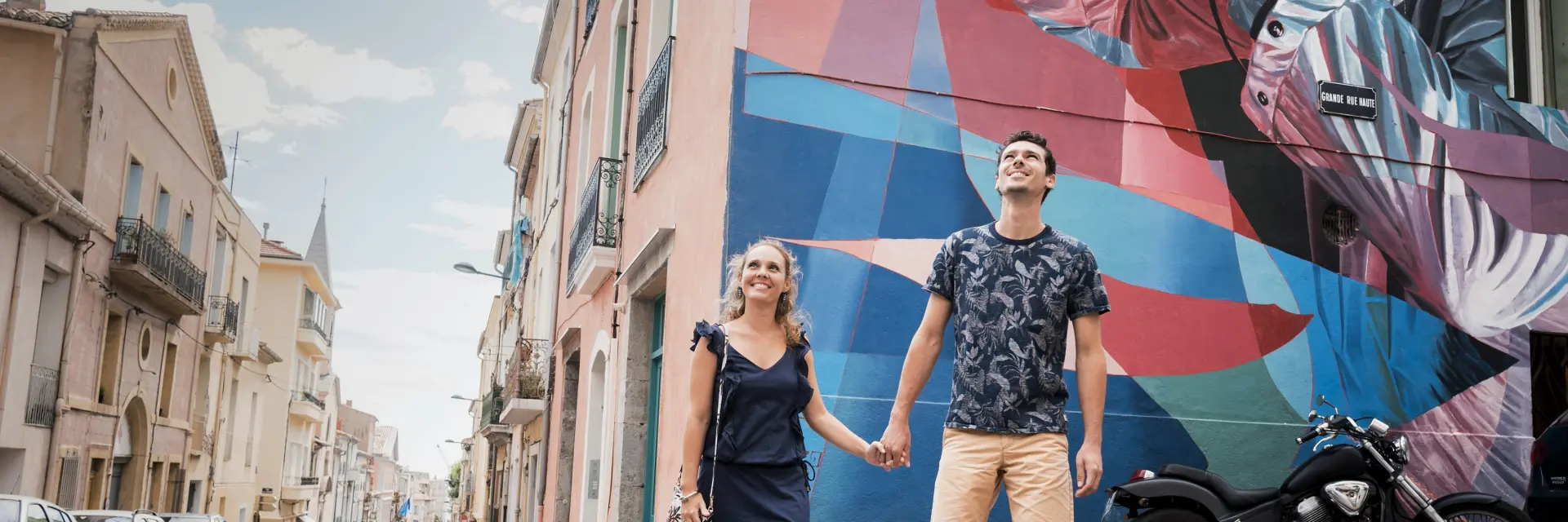 Couple devant les œuvres du Maco
