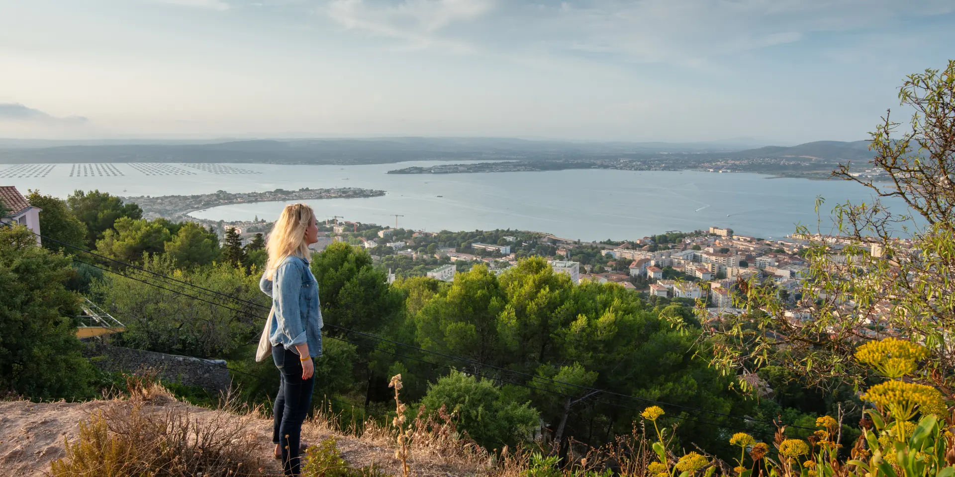 Jeune femme au pierres blanches, vue sur la lagune de Thau.