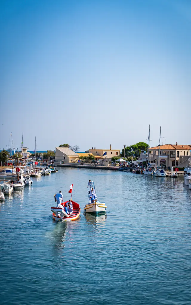 Démonstration de joutes dans le port de Frontignan.