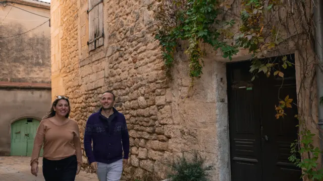Couple marchant dans le centre historique de Montbazin.