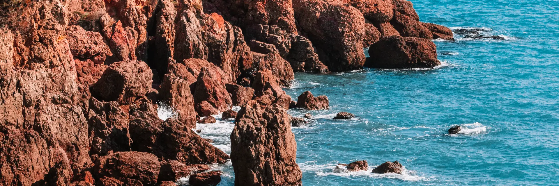 corniche, mer, Méditerranée, littoral, rochers, côte rocheuse, eau, paysage, horizon, ciel bleu, ensoleillé, lumière naturelle, extérieur, vertical