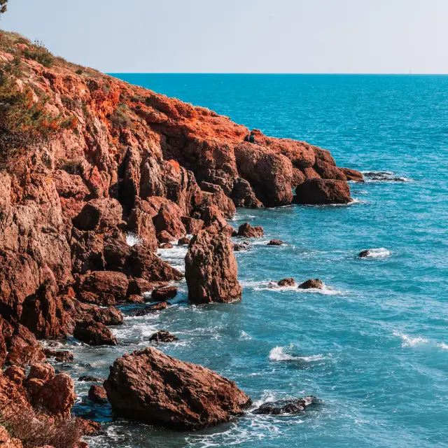 corniche, mer, Méditerranée, littoral, rochers, côte rocheuse, eau, paysage, horizon, ciel bleu, ensoleillé, lumière naturelle, extérieur, vertical