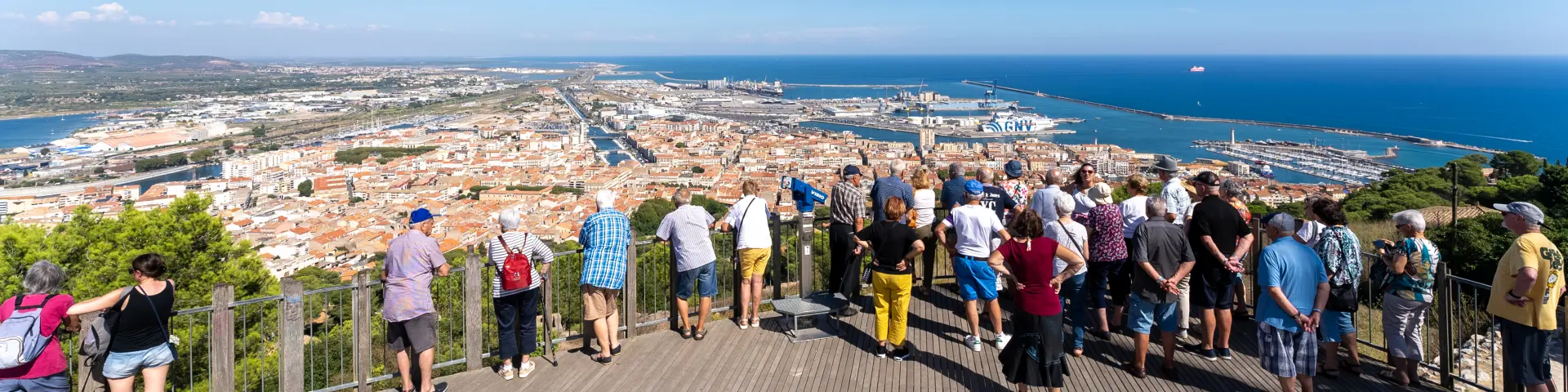 Découverte commentée de la ville avec votre autocar, passage devant les principaux sites touristiques.
Arrêt au belvédère du mont Saint-Clair, commentaire sur l’histoire de Sète.