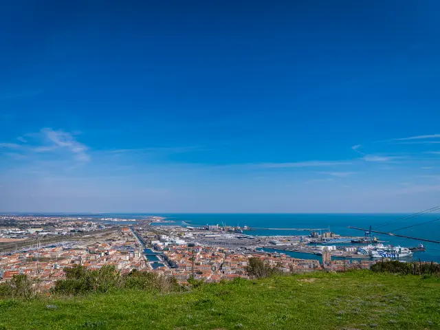 Vue du haut des escaliers du Mont Saint Clair, vue sur la ville