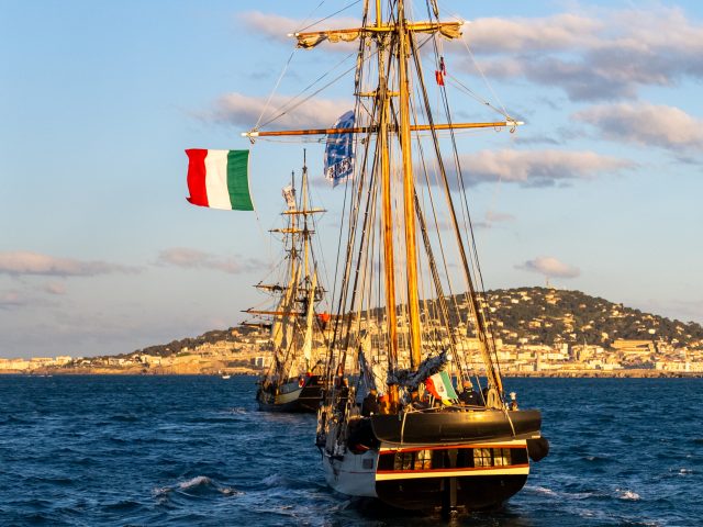 Parade d'arrivée, à bord du Longo Maï (Catamaran), voiliers