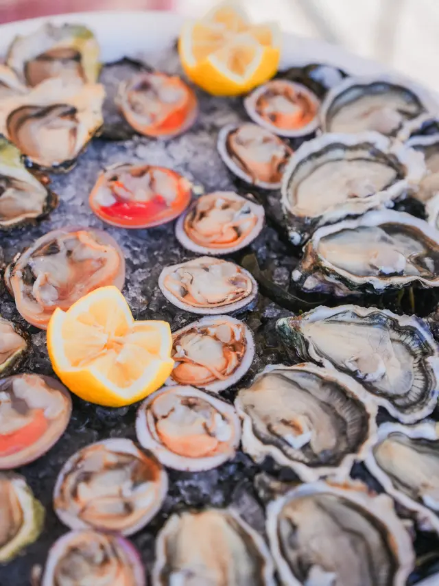 The Oyster's Day - Concours huitres, Sète, huîtres, plateau, dressage, citron, agrumes, coquillages, gastronomie, Oyster’s Day, dégustation, cuisine locale, extérieur, vertical, fruits de mer, glace