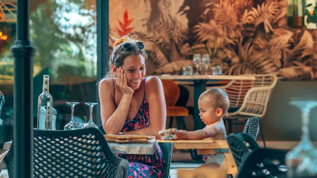 maman et bébé à table terrasse extérieur restaurant