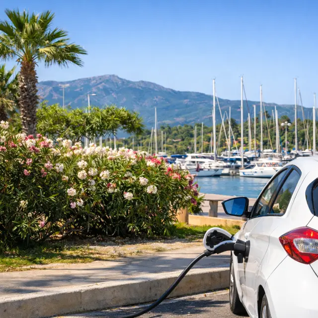 Voiture-electrique-au-port-sous-le-soleil.png