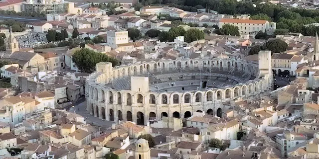 Vue Arles Vertical De Jour Zoome Sur Lamphitheatre