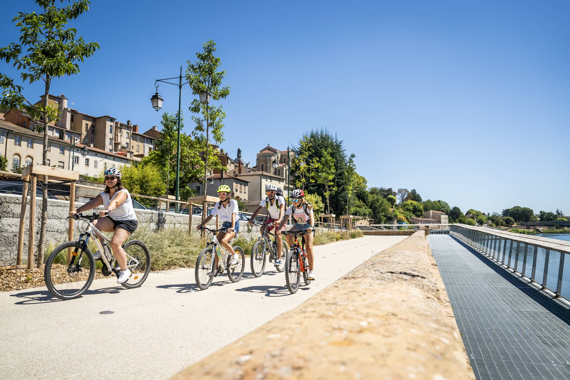 Famille en balade à vélo sur L'Escampette à Voie Bleue