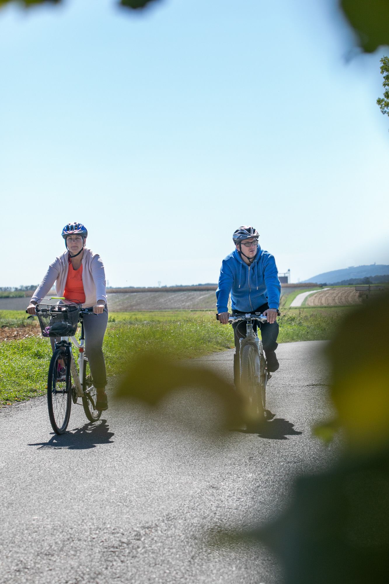 Famille à vélo sur L'Escampette entre Rhône, Saône et Plaine de l'Ain