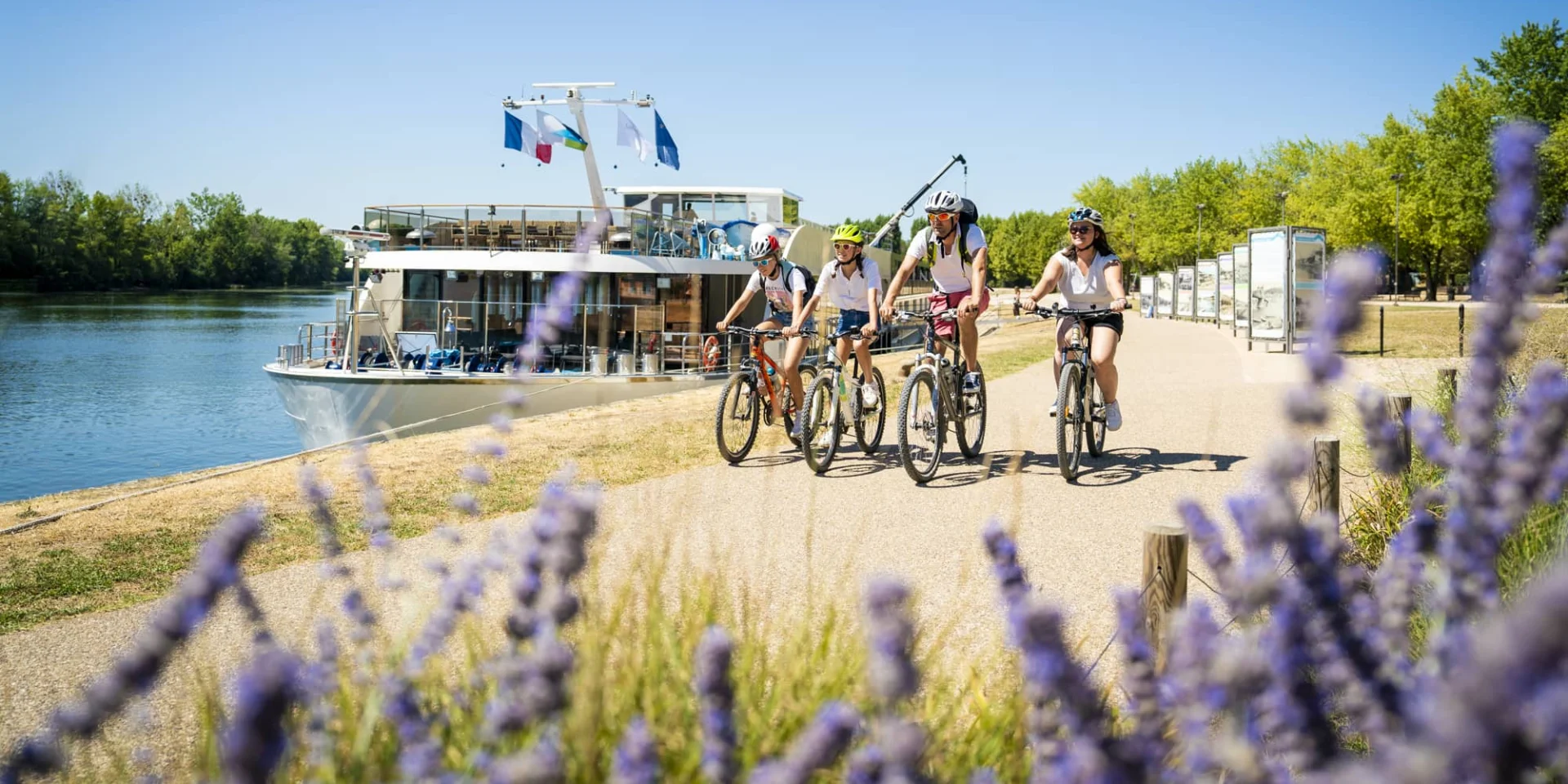 Balade à bicyclette en famille sur La Voie Bleue à Trévoux