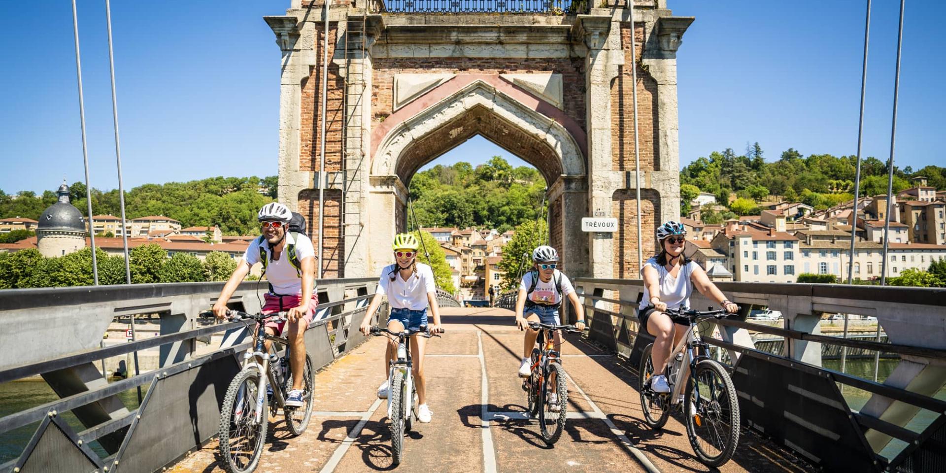 Balade en famille sur La Voie Bleue à Trévoux - Pont de la Passerelle