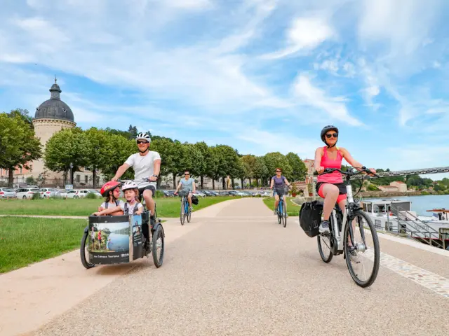 Balade en famille sur La Voie Bleue à Trévoux