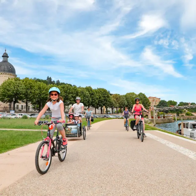Balade en famille sur La Voie Bleue à Trévoux