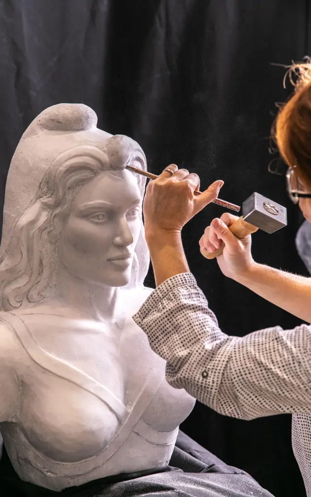 Emilie Sartelet, stone sculptor in Trévoux, France